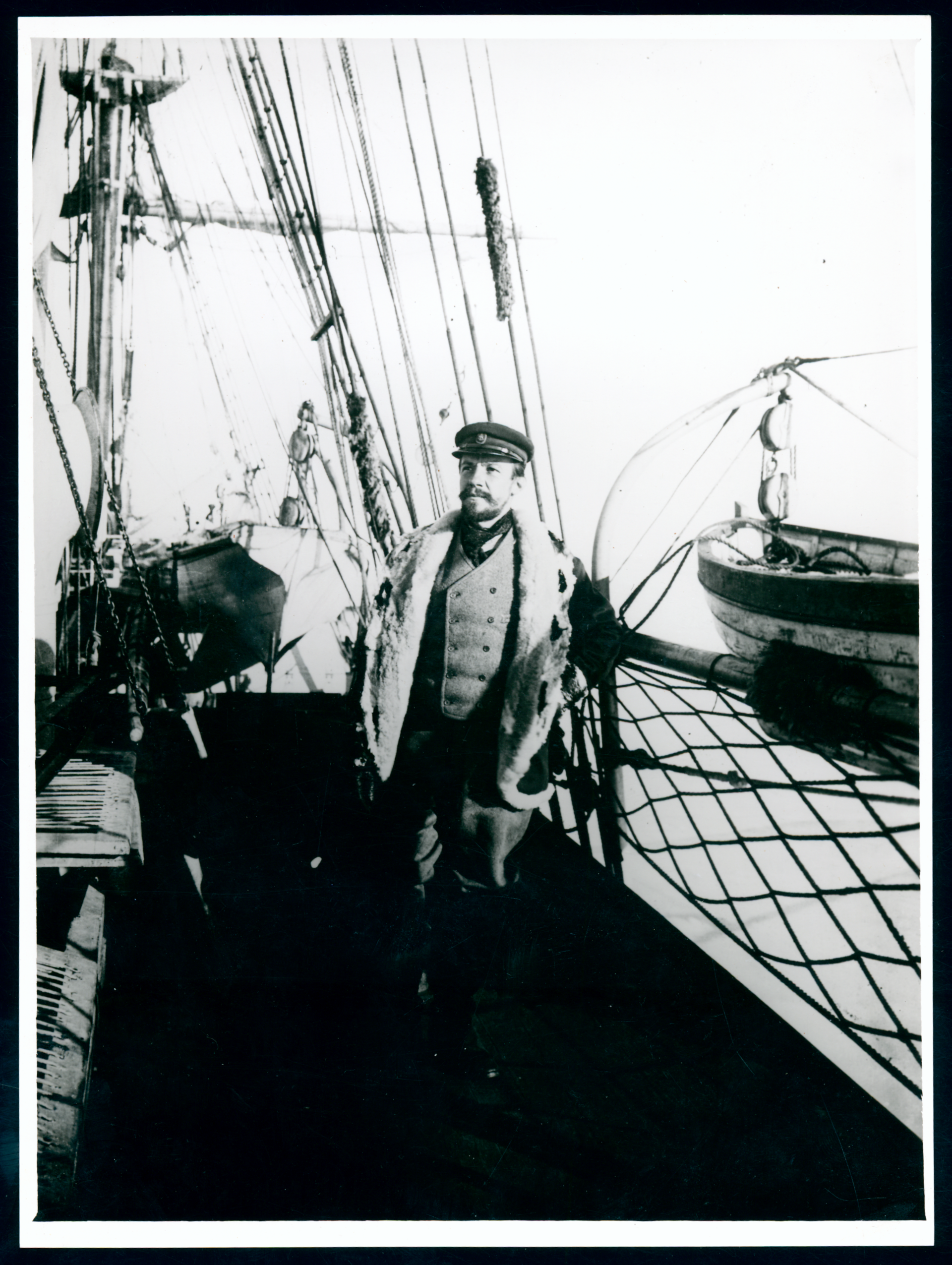 Photographie en noir et blanc du commandant Georges Lecointe sur le Belgica.